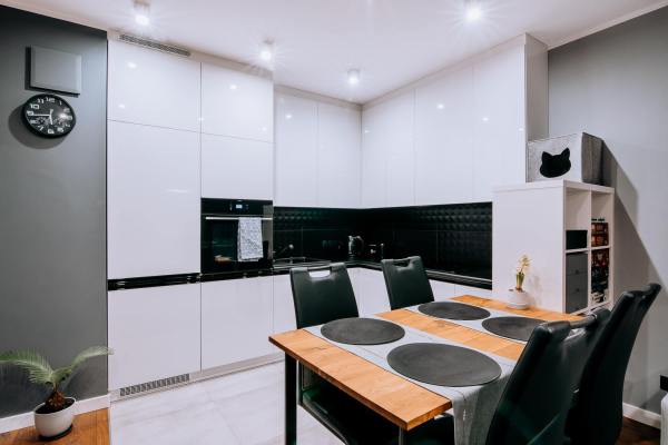 Widok na blat kuchenny z wypukłymi (3D) płytkami na ścianie