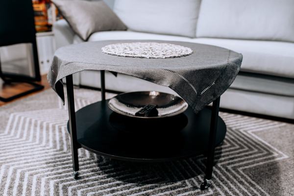 Okrągły metalowy stolik dopasowany stylistycznie