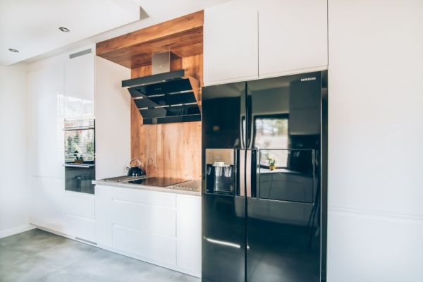 Widok lodówki w kuchni