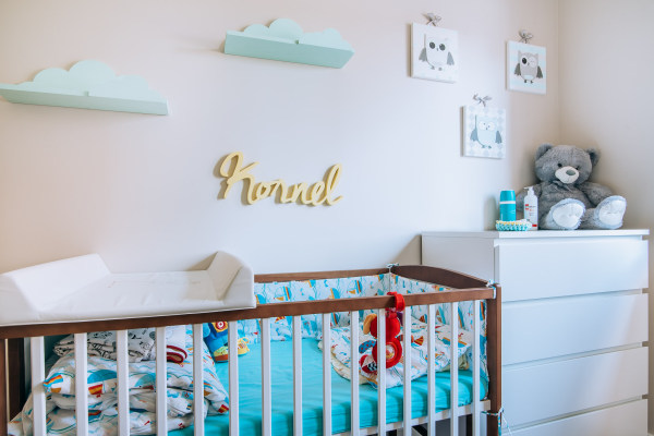 Łóżeczko w pokoiku dziecięcym + ozdobne chmurki