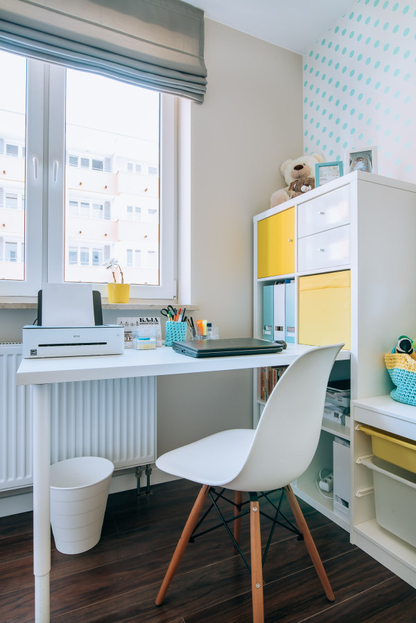 Niewielkie biurko z laptopem w pokoju dziecięcyn