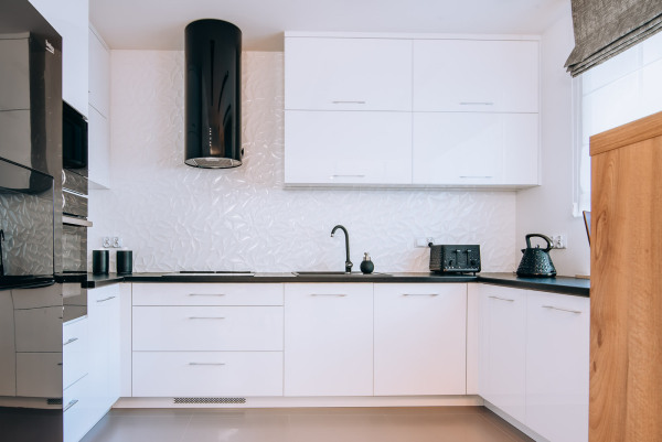 Ściana 3d w kuchni, wraz z widocznym czarnym okapem