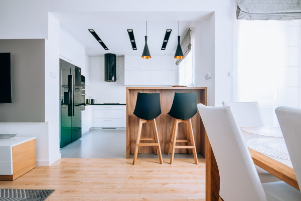 Krzesło przy niewielkim barze