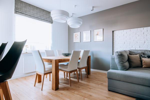 Obszerny stół w jadalni