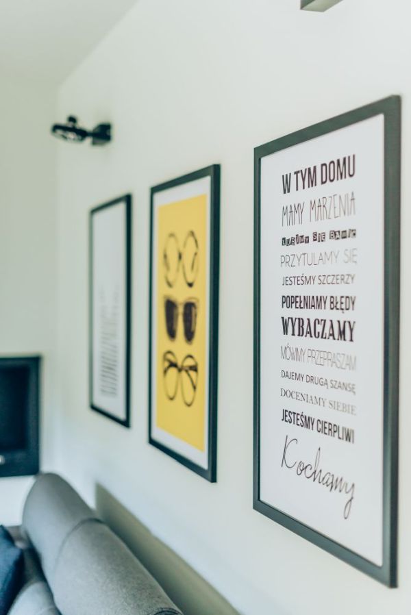 Minigaleria plakatów nad kanapą