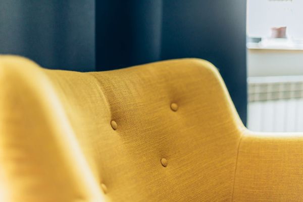 Fotel w salonie w żółtym kolorze