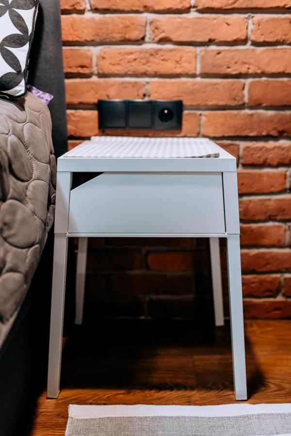 Stolik nocny w sypialnii