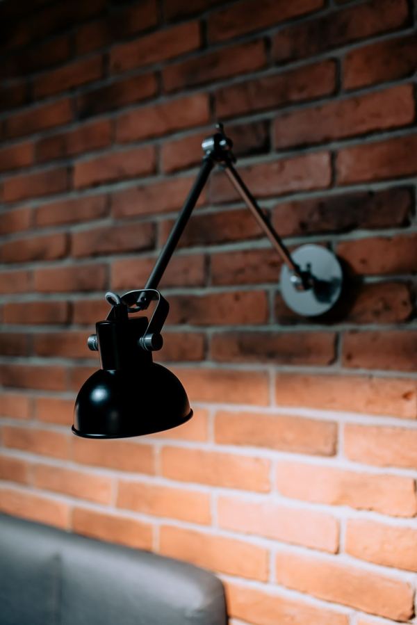 Czarna lampa w sypialnii