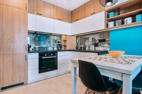 Widoczna fototapeta nad blatem kuchennym