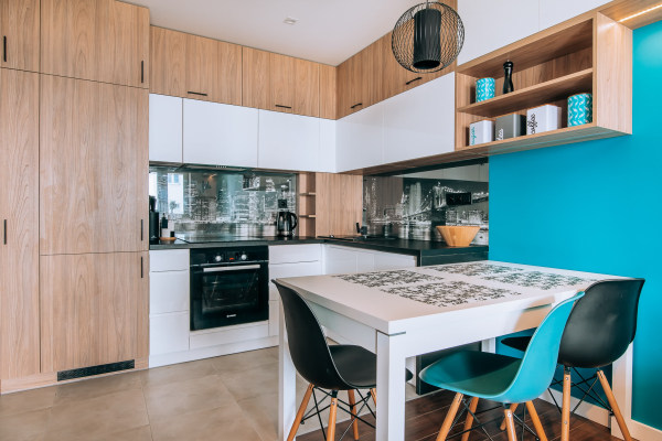 Stół, krzesła w dwóch kolorach - ujęcie na kuchnię