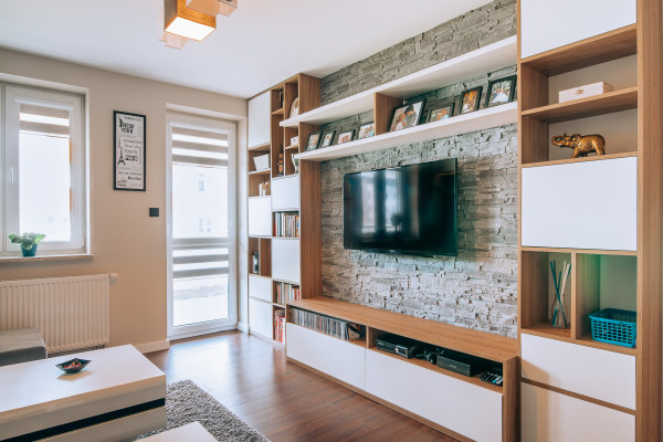 Telewizor zawieszony na uchwycie ściennym