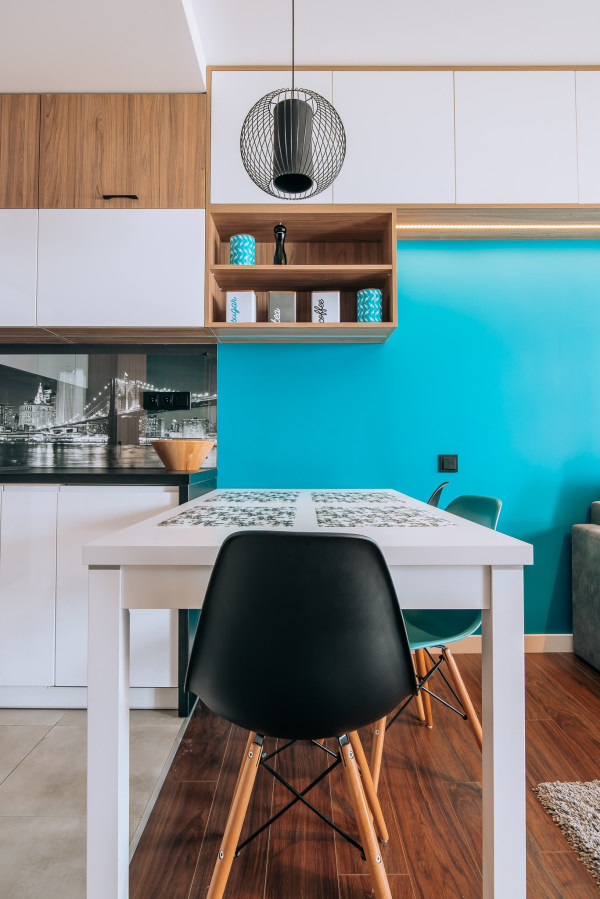 Półki w kuchni, stół oraz krzesło