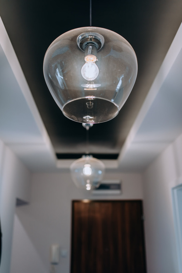 Ascetyczne oświetlenie przedpokoju